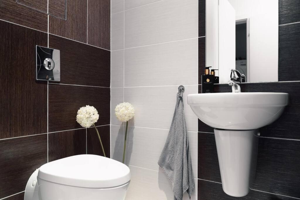Prague Marina River View Apartment Close To City Centre Free Parking Extérieur photo